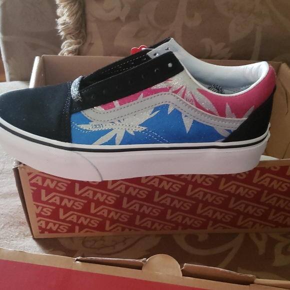 VANS - Picture 2 of 3